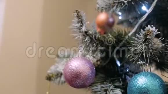 圣诞树用不同的玩具装饰圣诞树视频的预览图