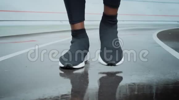 穿运动鞋的慢跑者当场跑男子腿跑马场视频的预览图