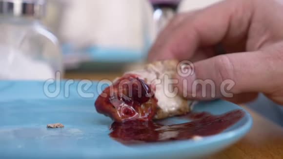 特写镜头男人用手拿着一块炸肉蘸酱视频的预览图