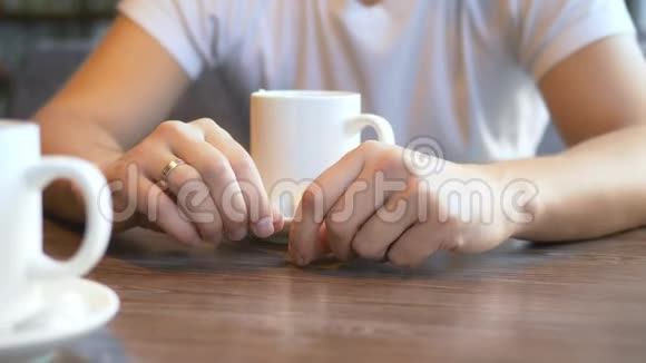 特写镜头男人坐在咖啡馆里摘下结婚戒指视频的预览图