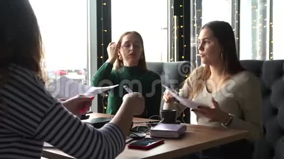 一群女商人在咖啡馆里握手合同已经签了视频的预览图