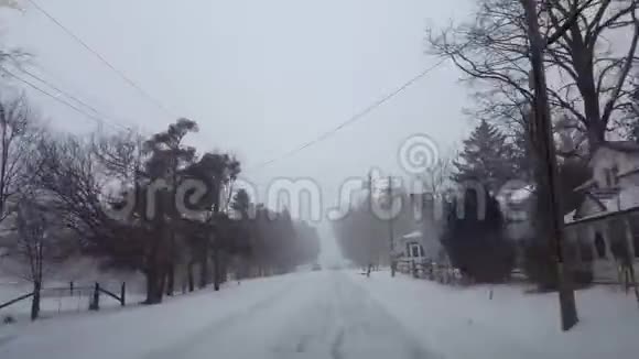 运动白天在住宅区郊区驾驶冬季暴风雪司机的观点POV雪雪暴雪视频的预览图