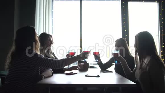 干杯在咖啡馆喝白葡萄酒的女人视频的预览图