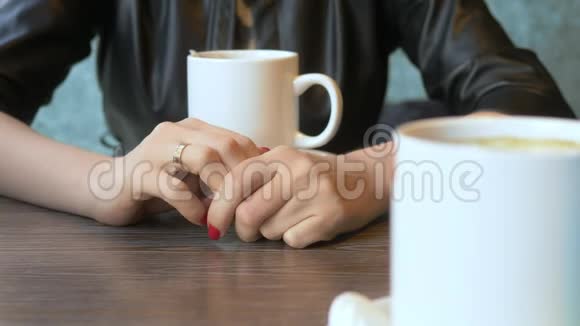 特写镜头女人在咖啡馆里摘下结婚戒指视频的预览图