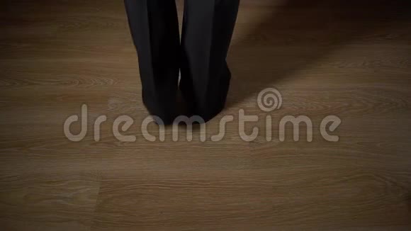 萨尔萨舞在黑暗的编舞中拍着地板上男人的脚视频的预览图