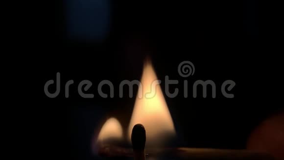 匹配照明与喷射火焰打火机匹配照明和燃烧视频的预览图
