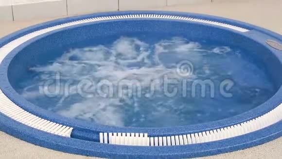 水疗中心和带泡泡的按摩浴缸带有美丽的蓝色背景按摩浴缸和水视频的预览图