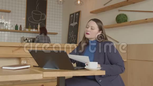 女商人在咖啡馆里和客户远程工作视频的预览图