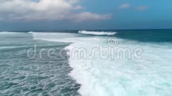 在大海的波涛中飞翔视频的预览图