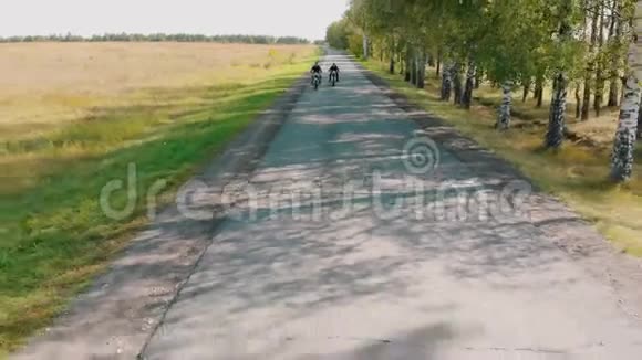 两个人骑着摩托车在桦树林高速行驶视频的预览图