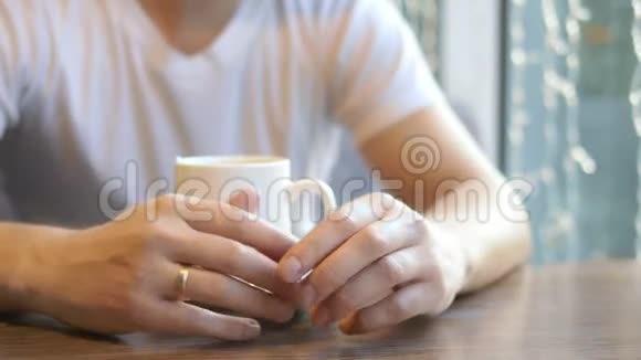 特写镜头男人坐在咖啡馆里摘下结婚戒指视频的预览图