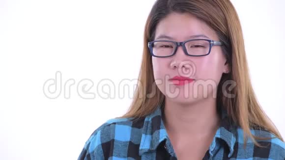 年轻的亚洲时髦女人竖起大拇指的脸视频的预览图