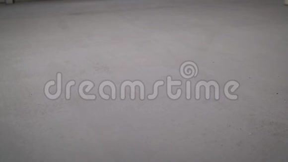 施工现场新鲜混凝土混凝土地板的质地从砂浆中倒出的地板的质地视频的预览图