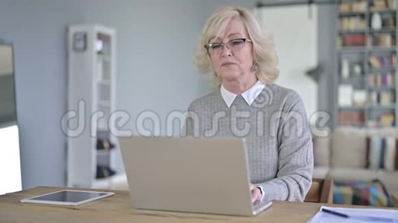 现代办公室颈部疼痛的美丽老女人视频的预览图
