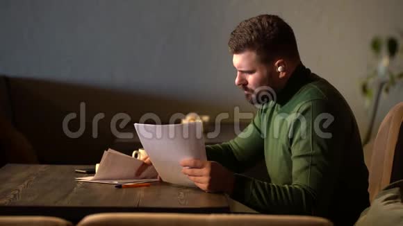 商人坐在餐馆里看合同视频的预览图