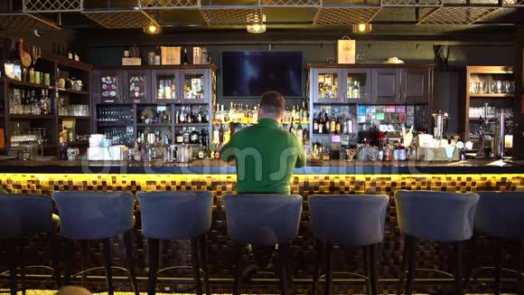 一个男人坐在酒吧后面自拍视频的预览图