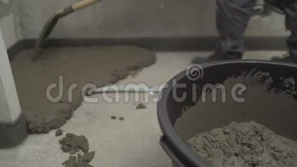 在建公寓的内部镜面光滑的地板表面地面用自找平层水泥砂浆覆盖视频的预览图