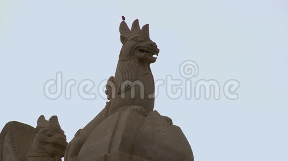 神庙里的狮子雕像视频的预览图