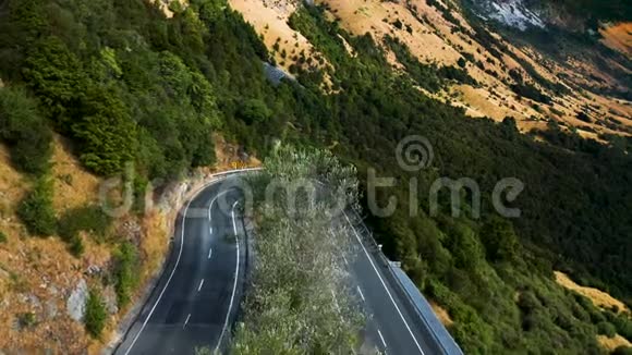 新西兰美丽山脉的蜿蜒路视频的预览图