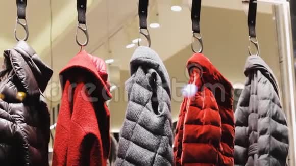 五个女人商店衣架上的夹克冬季服装视频的预览图