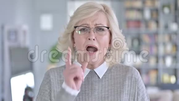 愤怒的老女人的肖像视频的预览图