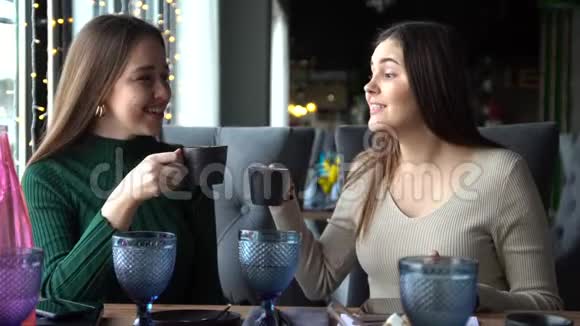 两个朋友在餐馆喝咖啡玩得开心视频的预览图
