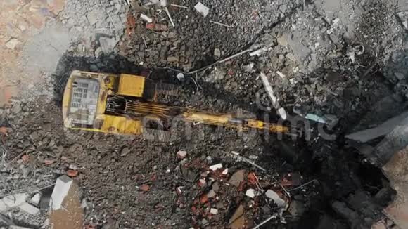 用两台挖掘机向前俯视拆除场地视频的预览图