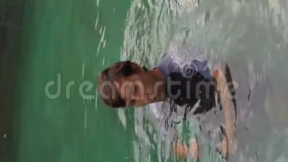 垂直视频男子在游泳池为一名女子表演日式渡边按摩视频的预览图