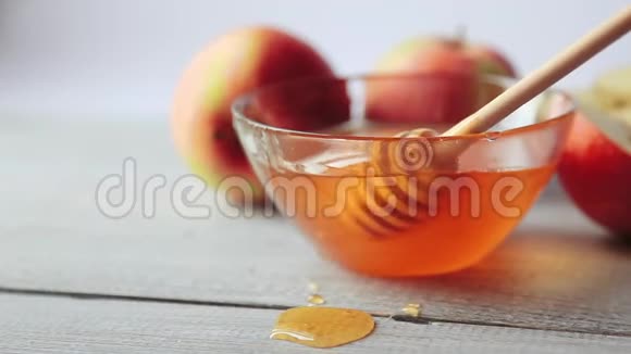 蜜滴的电影木桌上的苹果犹太新年传统庆祝食品概念RoshHashana视频的预览图