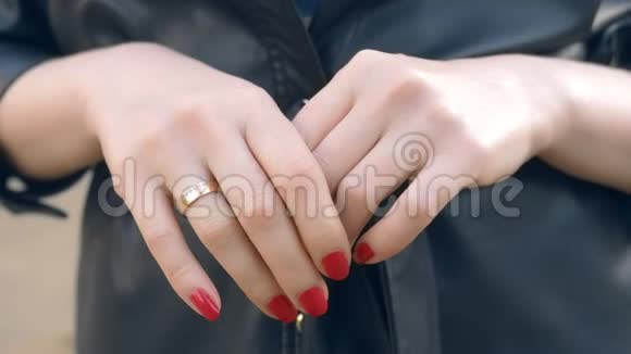 双手特写女人站在街上摘下结婚戒指视频的预览图
