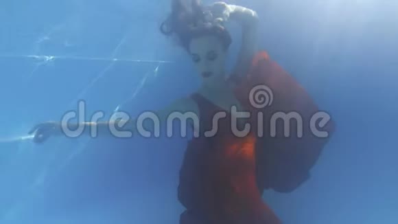 穿红色衣服的布鲁内特女士在水下游泳4公里视频的预览图