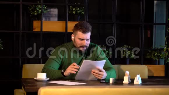 坐在咖啡馆里的有胡子的嬉皮士签名视频的预览图