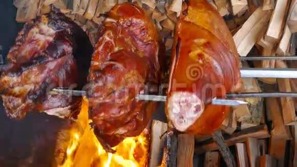 猪肉火腿在火上烤着视频的预览图