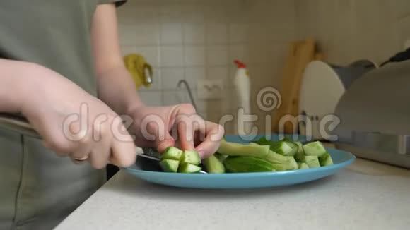 女人在厨房里把黄瓜切成条视频的预览图