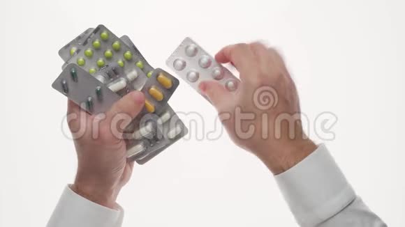 男人手与药丸水泡隔离在白色背景白色衬衫商务风格保健药品和食品补充视频的预览图