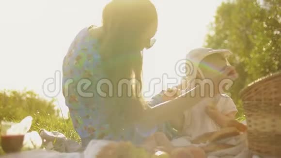 快乐的小女孩和她妈妈在夏天野餐视频的预览图
