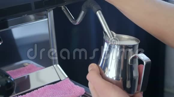 咖啡机为咖啡提供流动牛奶视频的预览图