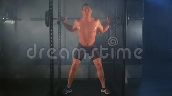 健美男子与杠铃做深蹲运动在史密斯机器在健身房视频的预览图