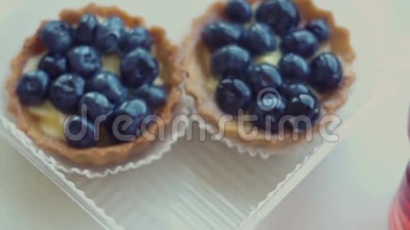 美丽美味的糕点松饼与大蓝莓水果视频的预览图