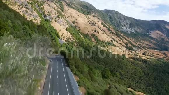新西兰美丽山脉的蜿蜒路视频的预览图