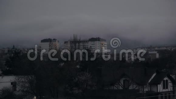傍晚时分雾中的多层建筑靠近群山视频的预览图
