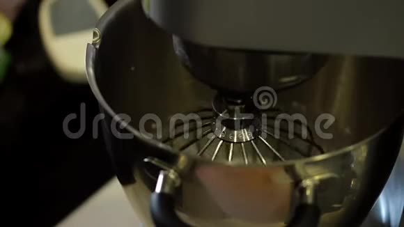 电动搅拌器搅拌碗中的奶油准备甜食做摩丝甜点视频的预览图