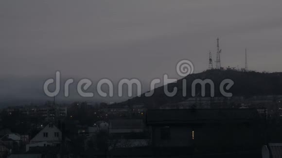 黄昏时分城市附近山上的电视天线视频的预览图
