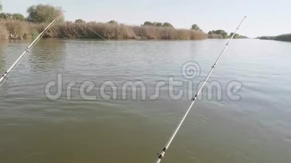 河道水面景观河两岸干芦苇清晨的阳光渔船视频的预览图