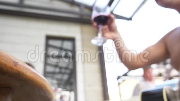 特写镜头人手中的一杯红酒后院的派对视频的预览图