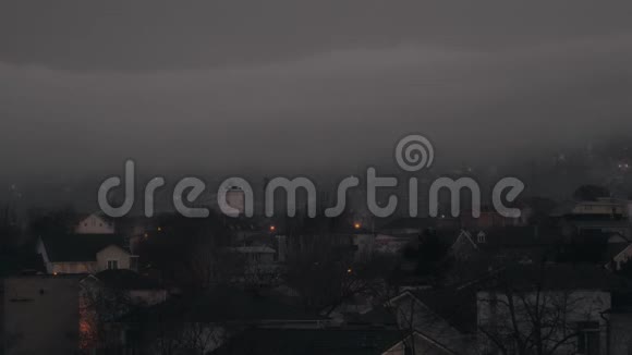 傍晚时分浓雾笼罩着城市视频的预览图