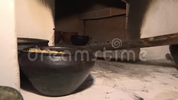 在陶器车间里一个人从烤箱里拿出陶罐视频的预览图