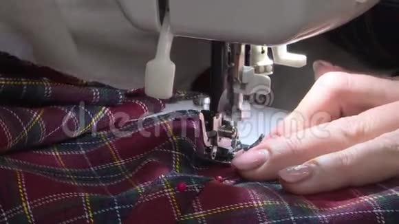 在缝纫机上工作的女性手的特写镜头视频的预览图