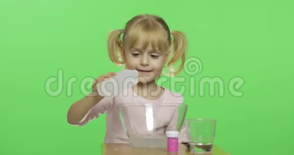 孩子喜欢做黏液把胶水倒下来手做玩具的小孩视频的预览图