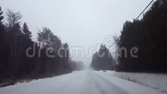 最后一次动议雪在乡村和道路上的碰撞司机视角POV品种收集乡村雪景视频的预览图